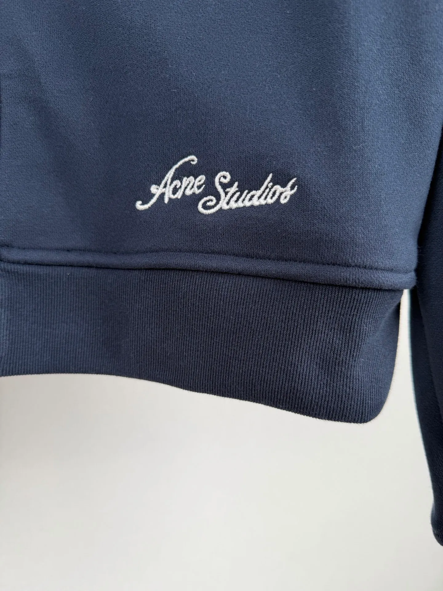 ACNE Studios embroidered logo zipper jacket. Customized cloud velvet double-ply soft cotton. Draped and crisp. The cloud is soft and skin-friendly. It is as quiet and melancholy as the deep sea mist blue. It smudges a collection-level luxury and elegance in silence. The echoing floral embroidery logo on the front and back is embroidered with fine silk thread to create the unique luxury logo totem of Acne Studios. It inherits the minimalist core of Scandinavia and integrates the edge of Retro street trend. The half-zip stand-up collar has a neat and elegant silhouette, redefining the style and aura of light luxury wear. Process 1: Using imported machine embroidery technology, using advanced computer control systems and precision mechanical components to realize the Acne Studios logo work with high precision and smooth and delicate lines. Process 2: The fabrics have been fermented and washed for better hand feel and texture. Not easy to deform, not easy to shrink, not easy to fade, and maintain long-term beauty. Accessories: Customized 1:1 Acne zipper Customized 1:1 Acne trademark Fit: Loose fit Size: S M L XL